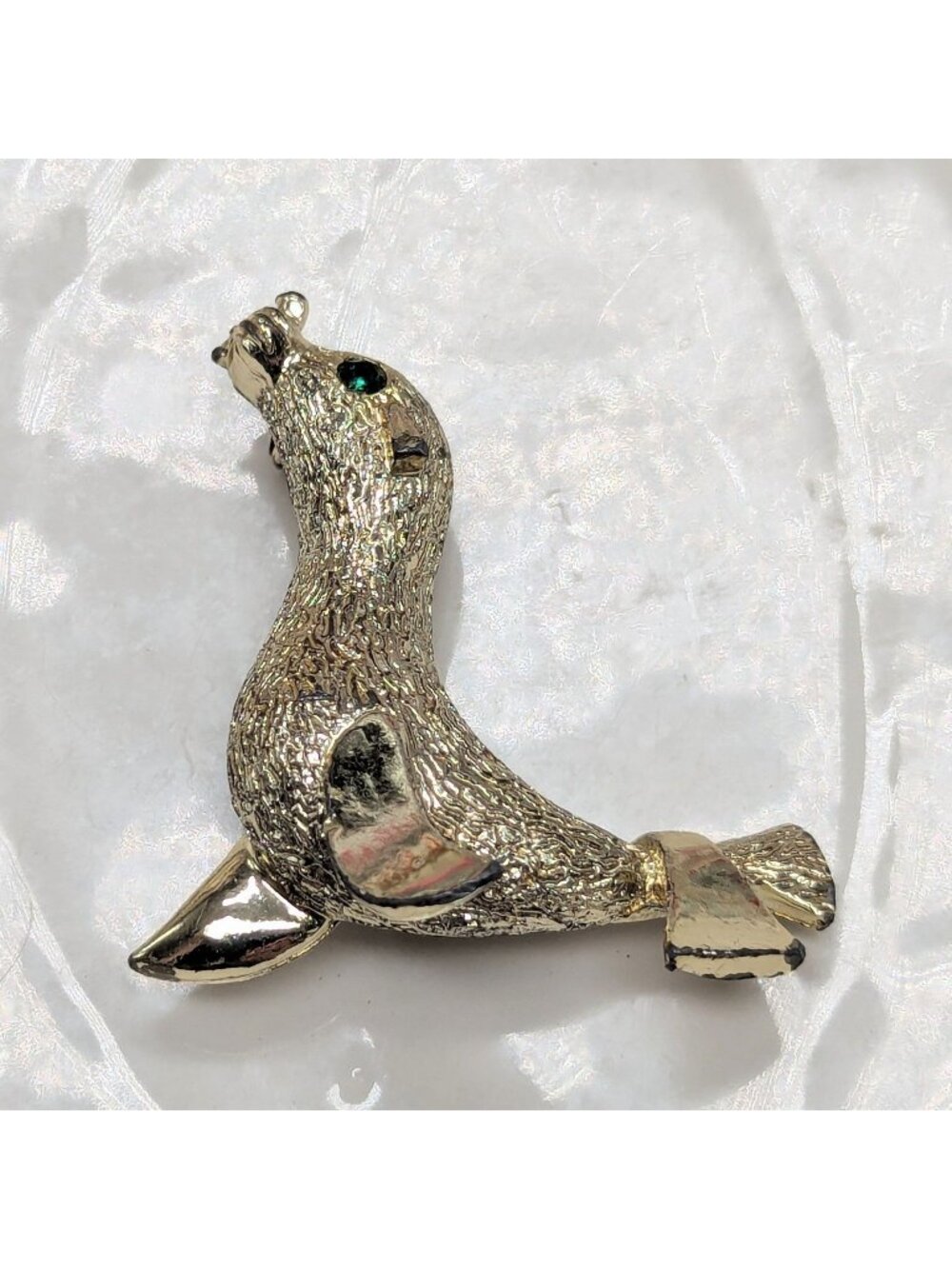 Vtg Gerrys Gold-Tone Seal Brooch With Green Rhinestone Eye And Textured Finish